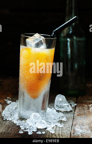 Cool Mango Alkohol trinken mit crushed Ice auf Holztisch für Drink-Konzepte Stockfoto