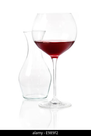 Glas Rotwein mit einem leeren Glas Carafeon eine reflektierende weiße Oberfläche Stockfoto