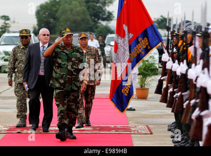 Phnom Penh, Kambodscha. 22. Oktober 2014. Kambodschanischen Defense Minister gen Tea Banh (3. L), und Roger Carter (2 L), Sicherheitsberater des Entwicklungsprogramms der Vereinten Nationen in Kambodscha, inspizieren die Ehrenwache in Phnom Penh, Kambodscha, am 22. Oktober 2014. Kambodscha geschickt die erste Charge von 216 Militärpersonal eines Friedenssicherungseinsatzes der Vereinten Nationen in der Zentralafrikanischen Republik am Mittwoch an. Bildnachweis: Sovannara/Xinhua/Alamy Live-Nachrichten Stockfoto