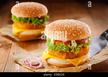 Fast-Food-Meanl machte der zwei leckere Hamburger mit Fleisch, Käse, Zwiebeln und Salat Stockfoto