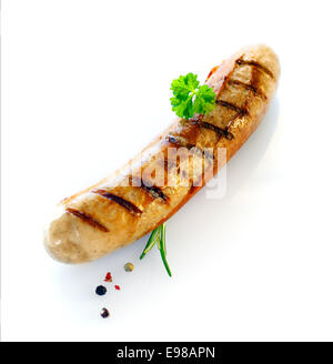 Eine Kochwurst mit einem Zweig Petersilie und Rosmarin gegen White erschossen. Stockfoto