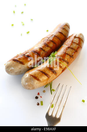 Zwei gegrillte Würstchen und Gabel in einer Nahaufnahme Stockfoto