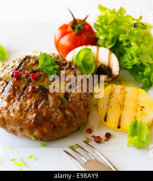 Gesunden gegrillten Patty und Gemüse in einer Nahaufnahme Stockfoto