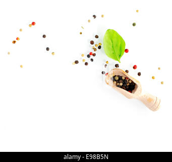 Pfeffer-Körner, Schaufel und ein Blatt Basilikum isoliert auf weißem Hintergrund Stockfoto