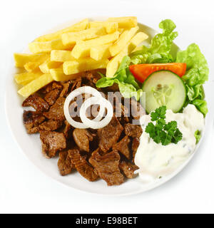 Gesunde Mahlzeit gegrilltes Rindfleisch Nuggets genannt Dönerteller, frischen grünen grünen gemischten Salat und gebackene Kartoffel-Chips, hoher Winkel Stockfoto