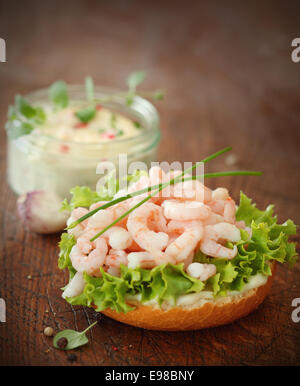 Offenen Meeresfrüchte Sandwich oder Bruschetta auf einem knackigen goldenen Rollen mit Gourmet-Garnelen oder kleine entdärmt Garnelen auf einem Bett von Salat und Tatar-sauce Stockfoto