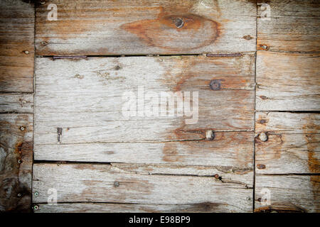 Verwitterte Holzbretter Textur mit Risse, Fugen und Nägel im alten Holzverkleidungen in einem Gebäude Stockfoto