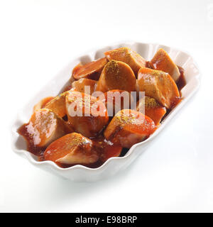 Schüssel von geschnittene würzige Currywurst und Tomaten Ketchup über weiße, hohe Winkel Nahaufnahme Stockfoto