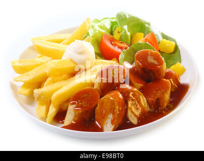 Mantaplatte garniert mit Sauce oder BBQ-Sauce, serviert mit goldene Pommes Frites und frische gemischter grüner Salat auf weiß Stockfoto