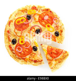 Nahaufnahme einer in Scheiben geschnittenen Pizza gemacht der eine Ofen gebacken, flachen, runden Brot mit Tomaten, Oliven, Zwiebel, Paprika und verschiedene Arten von Käse Stockfoto