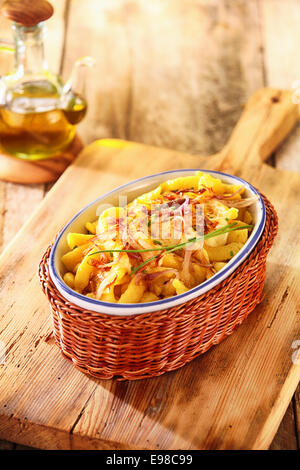 Gericht mit goldenen tief gebratene deutsche Spätzle oder Ei Nudel Knödel, garniert mit frischem Schnittlauch gefüllt Stockfoto