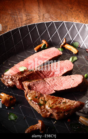 In Scheiben geschnitten gegrilltes mageres Rindfleischsteak in der Pfanne gekocht, um ein leckeres rosa mittlerer seltene Konsistenz warten darauf, in ein Gourmet-Menü serviert werden Stockfoto