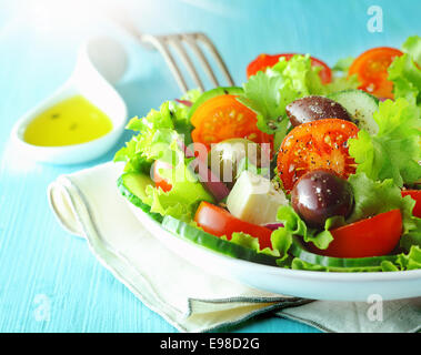 Detailansicht einer Platte gesunden frischen griechischen Feta und Oliven Salat mit knackigen Salat und Tomaten für eine köstliche mediterrane Stockfoto