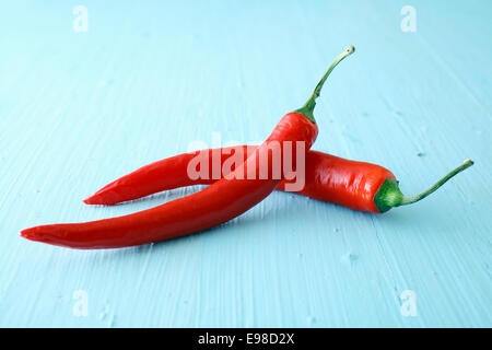 Zwei rote heiße Jalapeno Chili Paprika verwendet als scharfe würzige Zutat in der Küche oder getrocknet und zerkleinert, um Cayenne Pfeffer zu produzieren Stockfoto