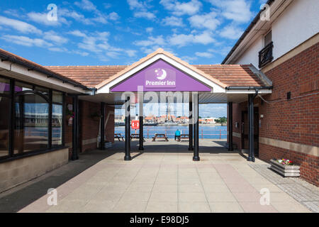 Premier Inn Hotel, Hartlepool Marina. Blick über Jackson Dock nach Hartlepool Maritime Erlebnismuseums, Großbritannien Stockfoto