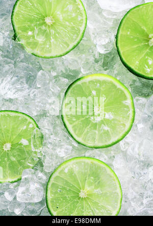 Nahaufnahme von fünf frisch geschnittene grüne Limes über zerkleinerte Eiswürfel Stockfoto
