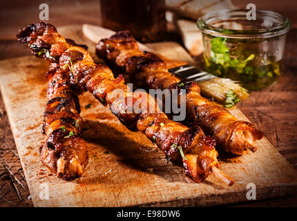 Trio von herzhaft gegrillt gegrillte Rindfleisch Kebab in einer würzigen Marinade mariniert, serviert mit festgesteckt Kräuter auf ein Schneidbrett aus Holz Stockfoto