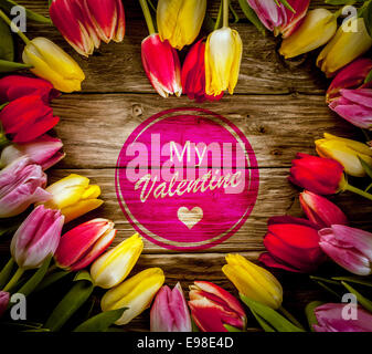 Romantischer Herzform bunte Tulpe Gestell aus frischen Blumen auf einem rustikalen hölzernen Hintergrund für den Valentinstag mit einem zentralen - My Valentine - Wunsch Stockfoto