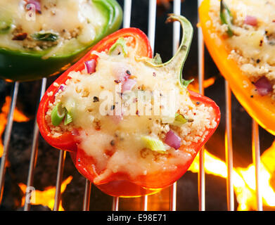 Herzhafte gefüllte süße Paprika mit geschmolzenem Käse Grillen über der glühenden Glut auf ein outdoor-Grill, Nahaufnahme Draufsicht Stockfoto