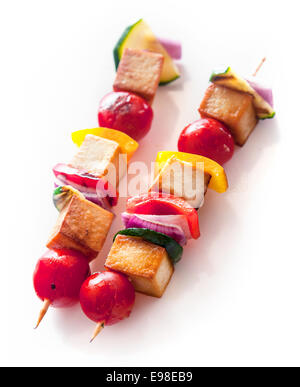 Leckere gegrillte geräuchertem Tofu und Gemüse Kebab mit Cherry-Tomaten, Zwiebeln und Pfeffer liegen auf einem weißen Hintergrund, Nahaufnahme Stockfoto