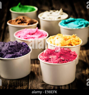 Verschiedene bunte Wannen der frischen Milch Eis in verschiedenen Farben und Aromen für einen erfrischenden kalten behandeln an einem heißen Sommertag Stockfoto