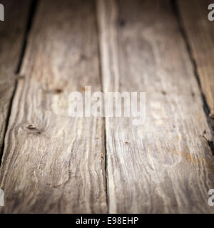 Hintergrund der alten verwitterten Holztafeln mit einer abnehmenden Perspektive und flachen Dof im quadratischen Format Stockfoto