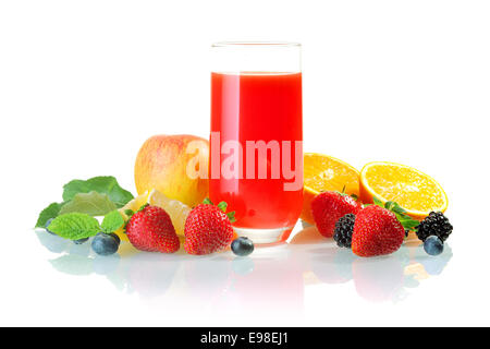 Glas von gesunden gemischt frisch gepressten Saft cocktail umgeben von frischer Apfel, Orangen und Beeren wie Erdbeere, schwarze Johannisbeere und Heidelbeere Stockfoto