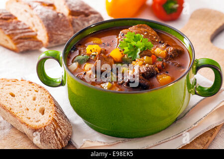 Leckeres Gulasch-Auflauf in einem Metall-Topf mit dicken reichen Soße, Fleisch und Gemüse für eine gesunde Mahlzeit Stockfoto