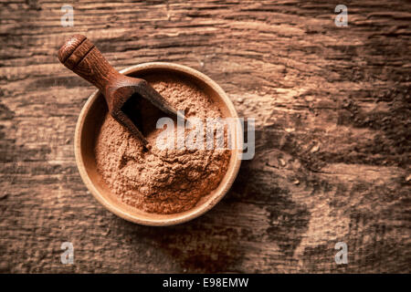 Draufsicht auf eine Schüssel mit fein gemahlener Zimt Pulver aus der Rinde eines Baumes hergestellt und verwendet als Gewürz in herzhaften und süßen Kochrezepte Stockfoto