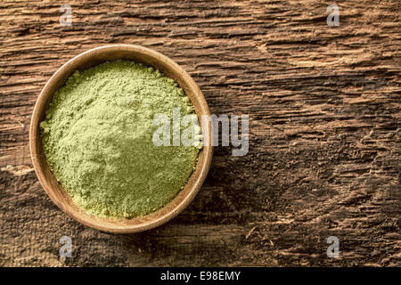 Draufsicht auf eine Schüssel fein Boden Grüntee-Pulver oder Matcha, verwendet als asiatische Getränk vor allem in japanischen Tee-Zeremonien, aber auch als Aromastoff in Lebensmitteln Stockfoto