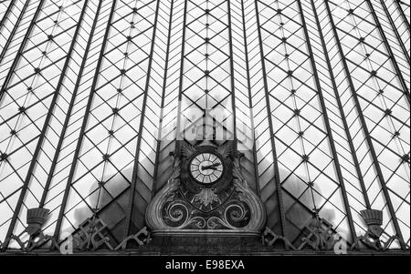 Die alte Uhr im Bahnhof Atocha in Madrid Stockfoto