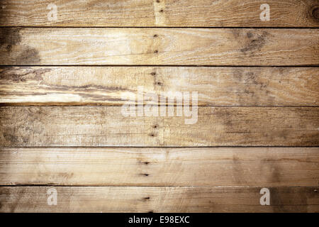 Alten verwitterten rustikalen hölzernen Hintergrundtextur mit Vintage braun Holzplatten mit einer unebenen Reihe der Nägel in der Mitte und gebeizt Woodgrain Muster, leer mit Exemplar Stockfoto