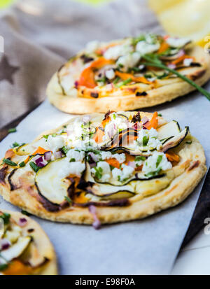 Vegetarische, italienische Pizza mit einer goldenen Kruste, garniert mit Gemüse, Kräutern, Auberginen und Mozzarella auf einen Zähler in einem Restaurant oder pizzeria Stockfoto