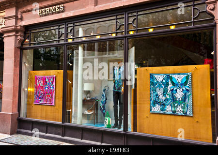 Schaufenster der Hermes Französisch Luxus waren Boutique im Zentrum Stadt. Stockfoto