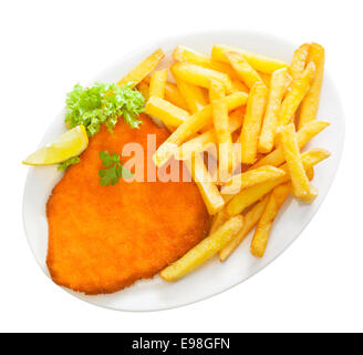 Goldene Panierter Kalbsschnitzel mit knackigen Pommes frites serviert oder Schlagstöcke, garniert mit frischem Salat Rüschen und Zitrone auf weißem Stockfoto