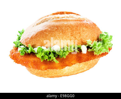 Leckere golden gebratener Panierter Kalbfleisch Schnitzel oder Schnitzel Brötchen garniert mit frischem grünen Salat Rüschen und Mayonnaise auf weiß mit Beschneidungspfad Stockfoto