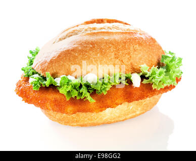 Leckere knusprige Fisch Burger oder Roll mit einem goldenen gebratener Panierter Fisch-Filet und zerknittert Salat garniert mit Mayo auf weißem Hintergrund Stockfoto