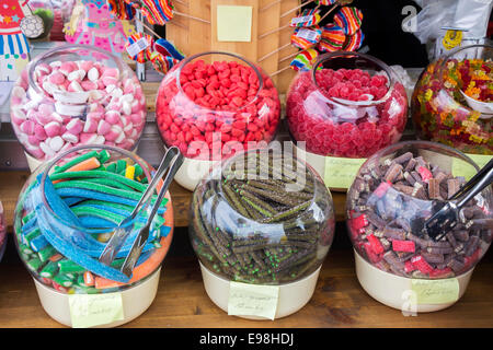 Auswahl an bunten Süßigkeiten und Bonbons in Glasschalen Stockfoto