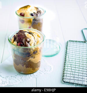 Frisch gebackene Portion Marmorkuchen mit frischen Beeren serviert in einem einzelnen Glas für eine leckere Nachspeise Stockfoto