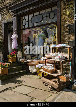 Geschäft in Main Street, Haworth, West Yorkshire, Großbritannien Stockfoto