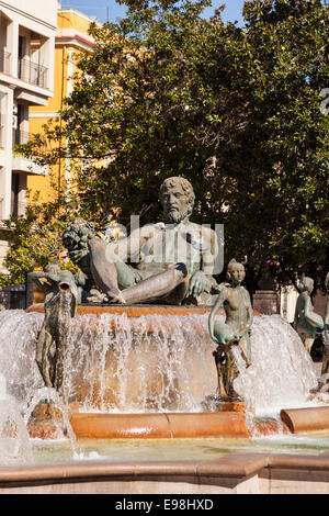 Brunnen auf der Plaza De La Virgen in Valencia, Spanien. Stockfoto