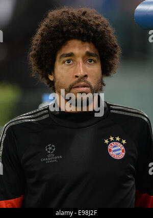 Rom, Italien. 21. Oktober 2014. Münchner Dante geht auf die Bank vor der UEFA Champions League-Gruppe E-Fußballspiel zwischen AS Rom und FC Bayern München im Olympiastadion in Rom, Italien, 21. Oktober 2014. Foto: Andreas Gebert/Dpa/Alamy Live-Nachrichten Stockfoto