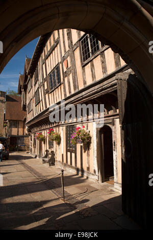 Großbritannien, England, Warwickshire, Warwick, Lord Leycester Hospital, durch das Tor Bogen Stockfoto