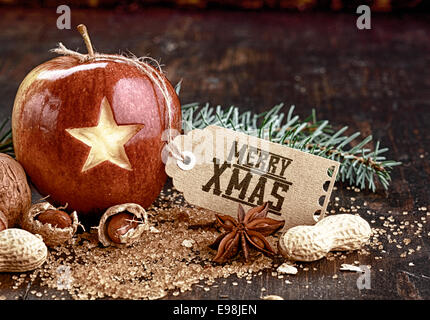 Weihnachten Apfel und Nüssen auf Holztisch. Für Grußkarten Designs verwendet. Stockfoto