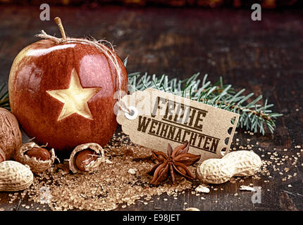 Closeup geschnitzt Star auf Urlaub Obst Apfel, Nüssen seitlich mit Urlaub Tag. Stockfoto
