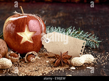 Leer-Tag auf Weihnachten Apple bereit für Grüße auf Holztisch Stockfoto