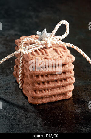 Stapel von Spezialität Spekulatius Kekse, ein würzig knusprig niederländischer Keks diente für das Fest des Heiligen Nikolaus, und jetzt als genossen ein Stockfoto