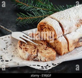 Süße pikante italienische Panettone Brotlaib, eine Spezialität mit Rosinen, kandierten Früchten und Gewürzen serviert zu Weihnachten Stockfoto