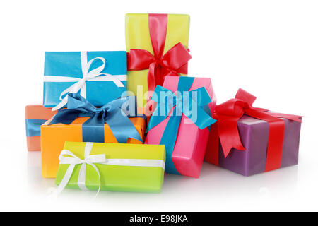 Farbe sortiert Geschenk-Boxen mit Bändern, Isolated on White Background. Stockfoto