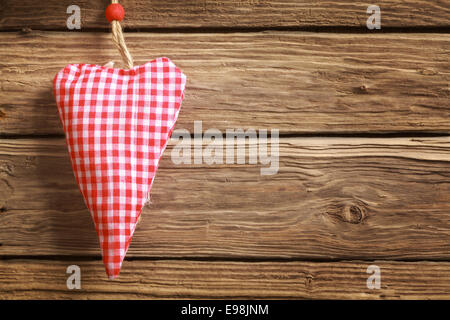 Handgemachte rustikale hängenden roten und weißen überprüft Herz Ornament für Weihnachten oder Valentinstag für einen Schatz oder geliebten mit Stockfoto